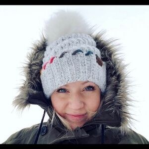 FUZZY LINED OMBRE THREAD ACCENT W/POM